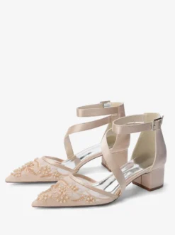 Chaussures de mariée à talons compensés bout pointu ornées de perles et de brides à talons bas.