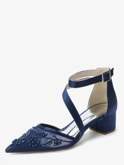 Chaussures de mariée à talons compensés bout pointu ornées de perles et de brides à talons bas.