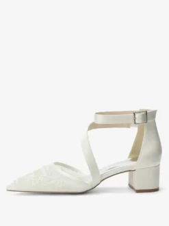 Chaussures de mariée à talons compensés bout pointu ornées de perles et de brides à talons bas.