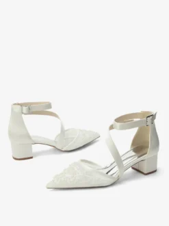 Chaussures de mariée à talons compensés bout pointu ornées de perles et de brides à talons bas.