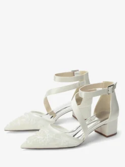 Chaussures de mariée à talons compensés bout pointu ornées de perles et de brides à talons bas.