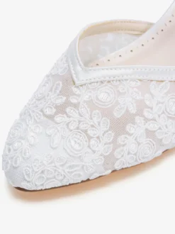 Chaussures de mariée vintage en dentelle bout pointu détail boucle talon chaton