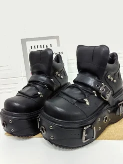 Chaussures Gothic Lolita noires à plateforme et œillets en cuir PU