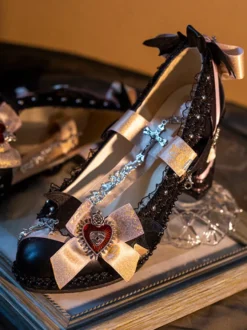 Chaussures gothiques Lolita avec nœuds violets et chaînes en dentelle escarpins Lolita en cuir PU à bout pointu