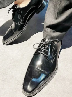 Chaussures habillées noires à bout rapporté et lacets style Oxford