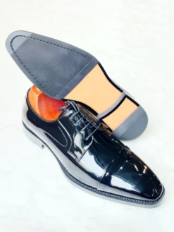 Chaussures habillées noires à bout rapporté et lacets style Oxford