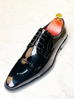 Chaussures habillées noires à bout rapporté et lacets style Oxford