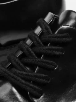 Chaussures habillées noires pour hommes bout rond lacets style soirée