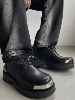 Chaussures habillées pour hommes modernes à bout rond avec détails en métal et cuir PU