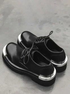 Chaussures habillées pour hommes modernes à bout rond avec détails en métal et cuir PU