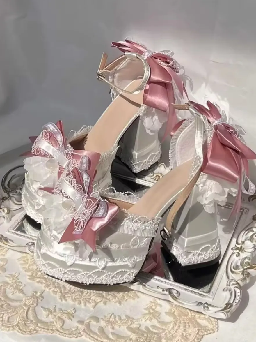 Chaussures Lolita style ROCOCO écrues et blanches blocs de couleurs nœuds dentelle volants bout rond chaussures Lolita en soie et satin