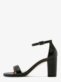 Chaussures noires de soirée à bout ouvert et à boucle à talon épais.