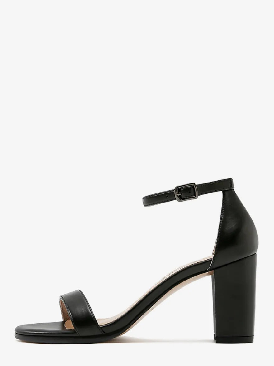 Chaussures noires de soirée à bout ouvert et à boucle à talon épais.