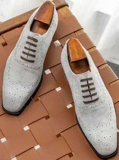 Chaussures Oxford en daim pour hommes bout rond lacets style brogue.