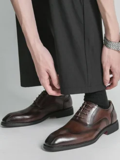 Chaussures Oxford marron pour hommes bout rond à lacets.