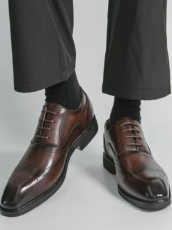 Chaussures Oxford marron pour hommes bout rond à lacets.