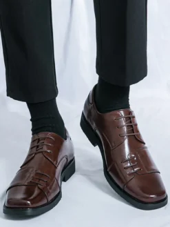 Chaussures Oxford marron pour hommes bout rond lacets décontractées