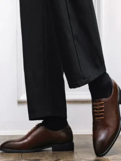 Chaussures Oxford marron pour hommes bout rond à lacets.