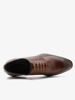 Chaussures Oxford marron pour hommes bout rond à lacets.