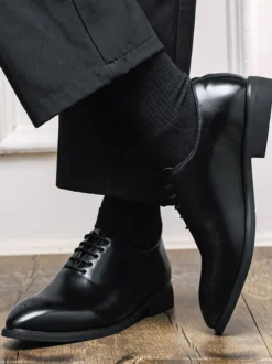 Chaussures Oxford marron pour hommes bout rond à lacets.