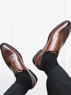 Chaussures Oxford marron pour hommes bout rond à lacets.