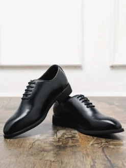 Chaussures Oxford marron pour hommes bout rond à lacets.