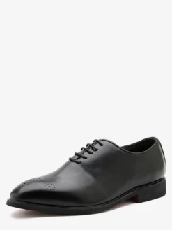 Chaussures Oxford marron pour hommes bout rond à lacets.