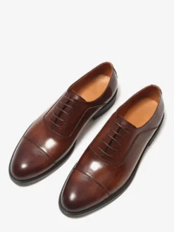 Chaussures Oxford noires à bout rapporté pour hommes en cuir véritable à lacets.