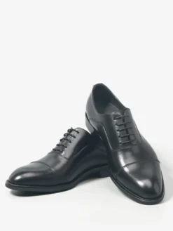 Chaussures Oxford noires à bout rapporté pour hommes en cuir véritable à lacets.