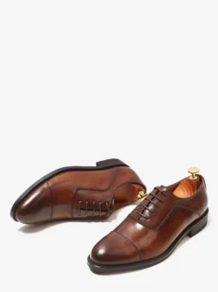 Chaussures Oxford noires à bout rapporté pour hommes en cuir véritable à lacets.