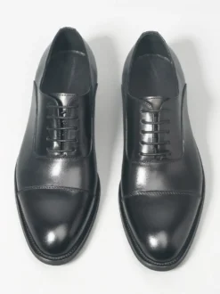 Chaussures Oxford noires à bout rapporté pour hommes en cuir véritable à lacets.