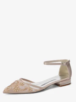 Chaussures plates à bout pointu en maille pour invitées de mariage ornées de perles.