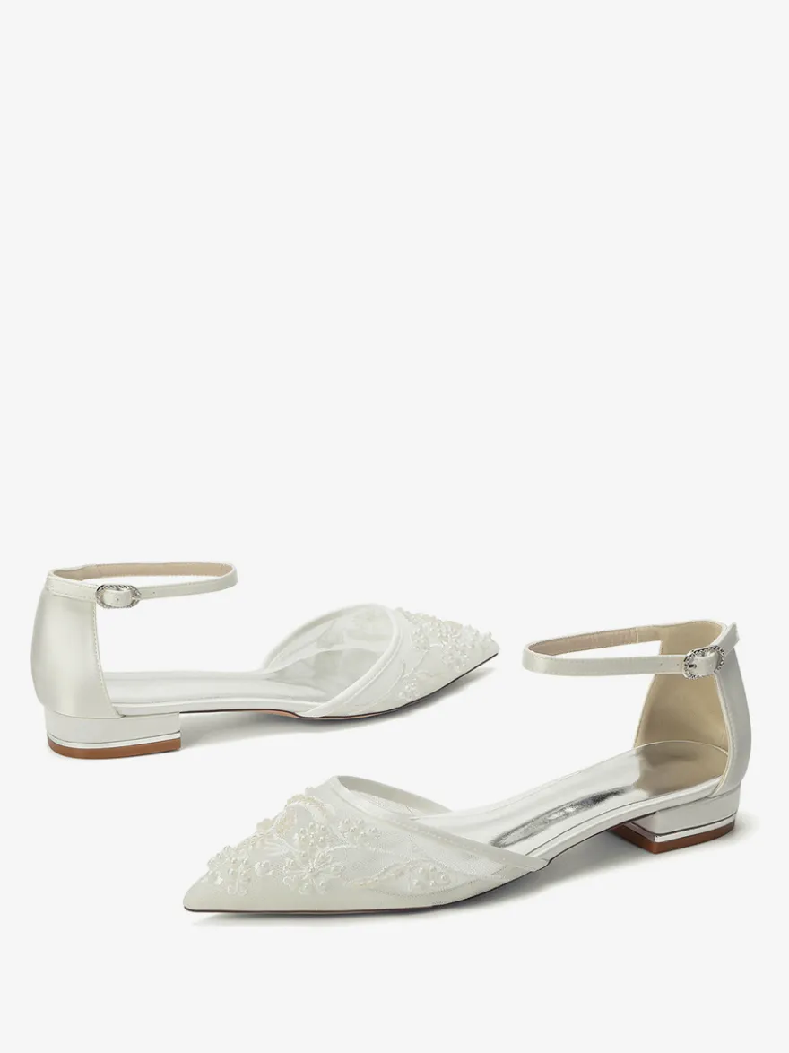 Chaussures plates à bout pointu en maille pour invitées de mariage ornées de perles.