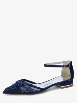 Chaussures plates à bout pointu en maille pour invitées de mariage ornées de perles.