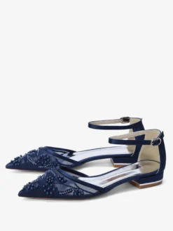 Chaussures plates à bout pointu en maille pour invitées de mariage ornées de perles.