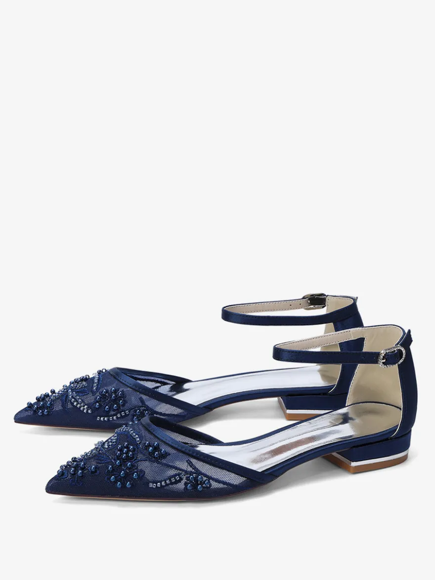 Chaussures plates à bout pointu en maille pour invitées de mariage ornées de perles.