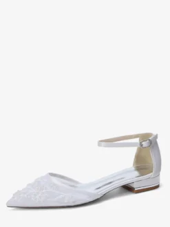 Chaussures plates à bout pointu en maille pour invitées de mariage ornées de perles.