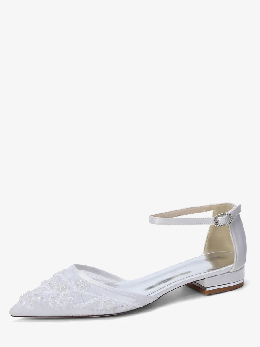 Chaussures plates à bout pointu en maille pour invitées de mariage ornées de perles.