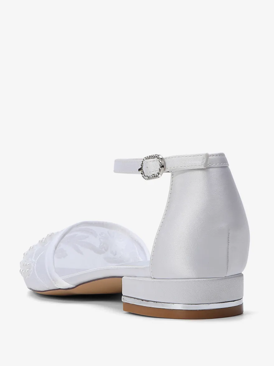 Chaussures plates à bout pointu en maille pour invitées de mariage ornées de perles.
