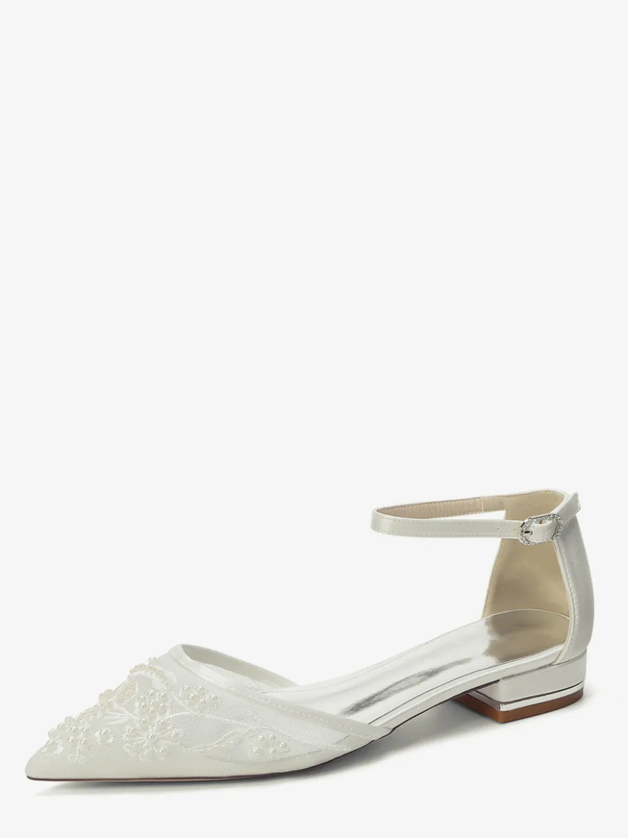 Chaussures plates à bout pointu en maille pour invitées de mariage ornées de perles.