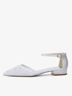 Chaussures plates à bout pointu en maille pour invitées de mariage ornées de perles.