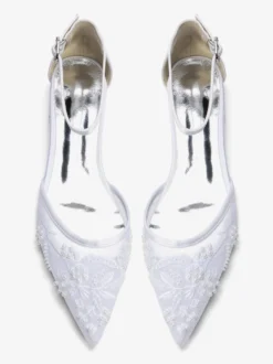 Chaussures plates à bout pointu en maille pour invitées de mariage ornées de perles.