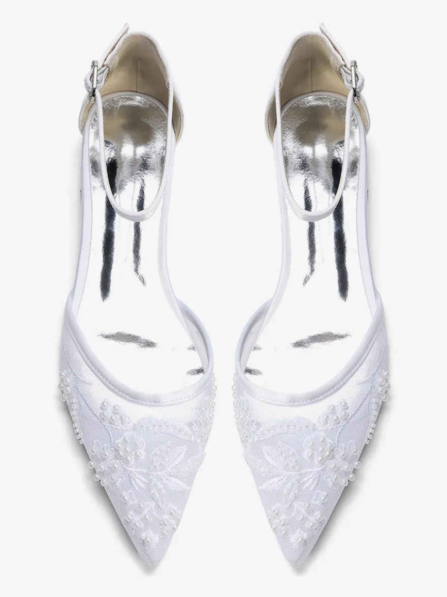 Chaussures plates à bout pointu en maille pour invitées de mariage ornées de perles.