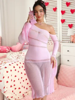 Chemise de nuit rose en résille à épaules dénudées et découpes transparentes pour la Saint-Valentin