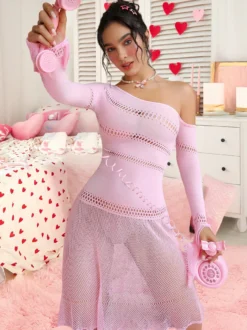 Chemise de nuit rose en résille à épaules dénudées et découpes transparentes pour la Saint-Valentin