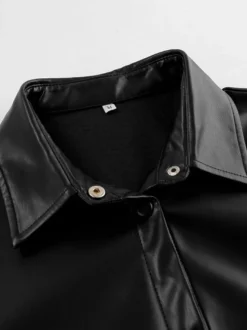 Chemise en similicuir pour femme style surchemise boutonnée - Haut minimaliste à col et manches longues - Look streetwear oversize collection printemps 2026
