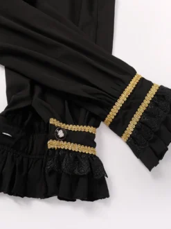 Chemise noire à manches longues et col montant à volants style gothique vintage