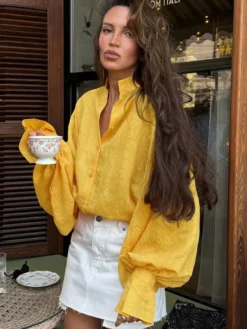Chemise oversize à manches bouffantes texturées et col montant boutonné