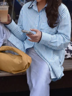 Chemise oversize à rayures bleues et blanches col festonné noir contrastant poches style décontracté
