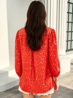 Chemise à pois à revers manches bouffantes trois-quarts boutonnée ample décontractée idéale pour les vacances. Haut de vacances pour femme.